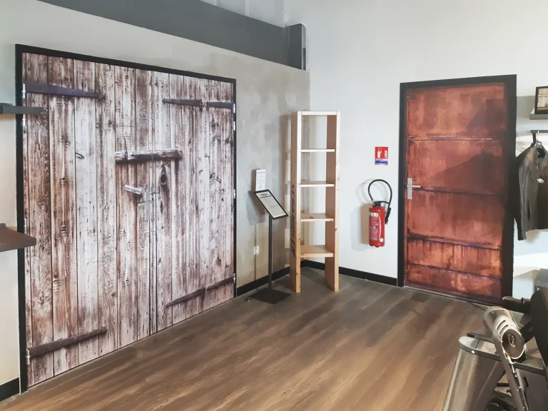 Habillage d’une porte en film décoratif effet bois pour Suttel à Montpellier