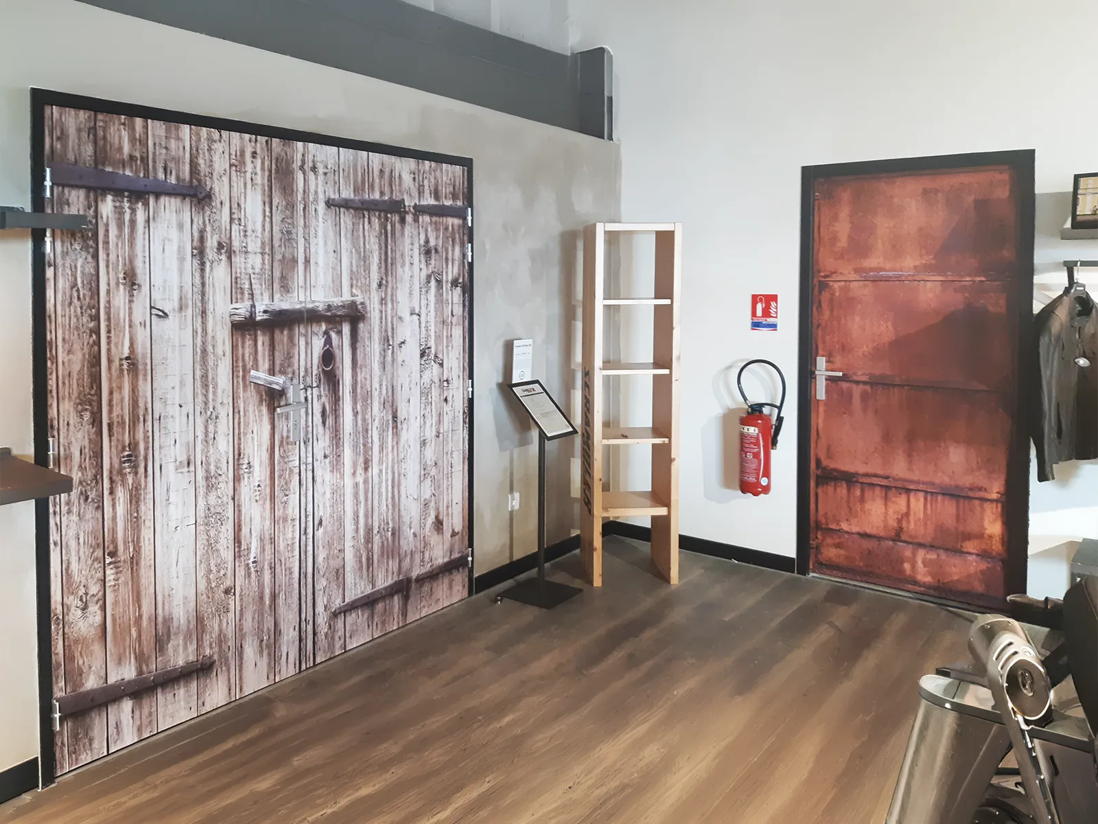 Habillage d’une porte en film décoratif effet bois pour Suttel à Montpellier