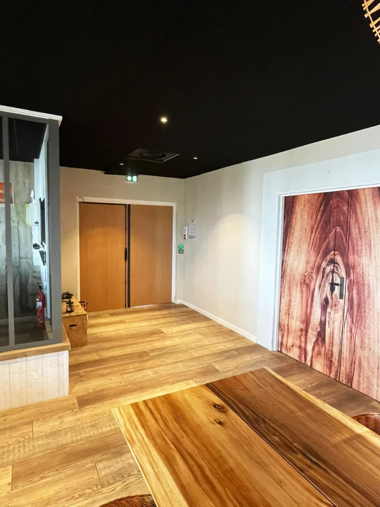 Habillage d’une porte en film décoratif effet bois pour Suttel à Montpellier