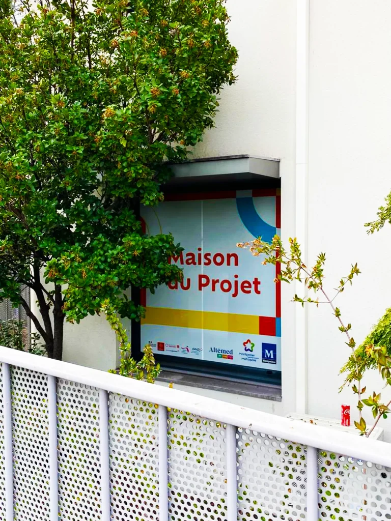 Habillage de vitrine en adhésif microperforé pour Altemed à Montpellier