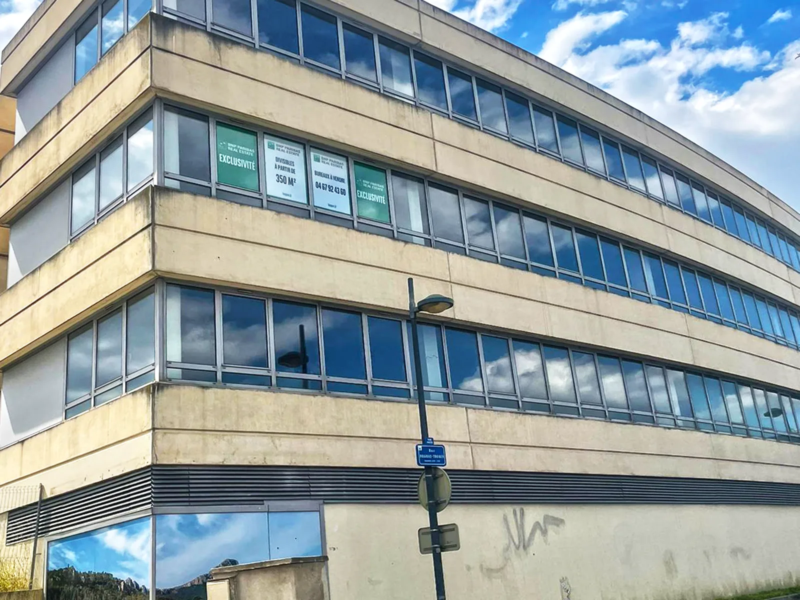 Habillage de quatre vitrines grande hauteur en adhésif imprimé pour BNP Paribas à Montpellier