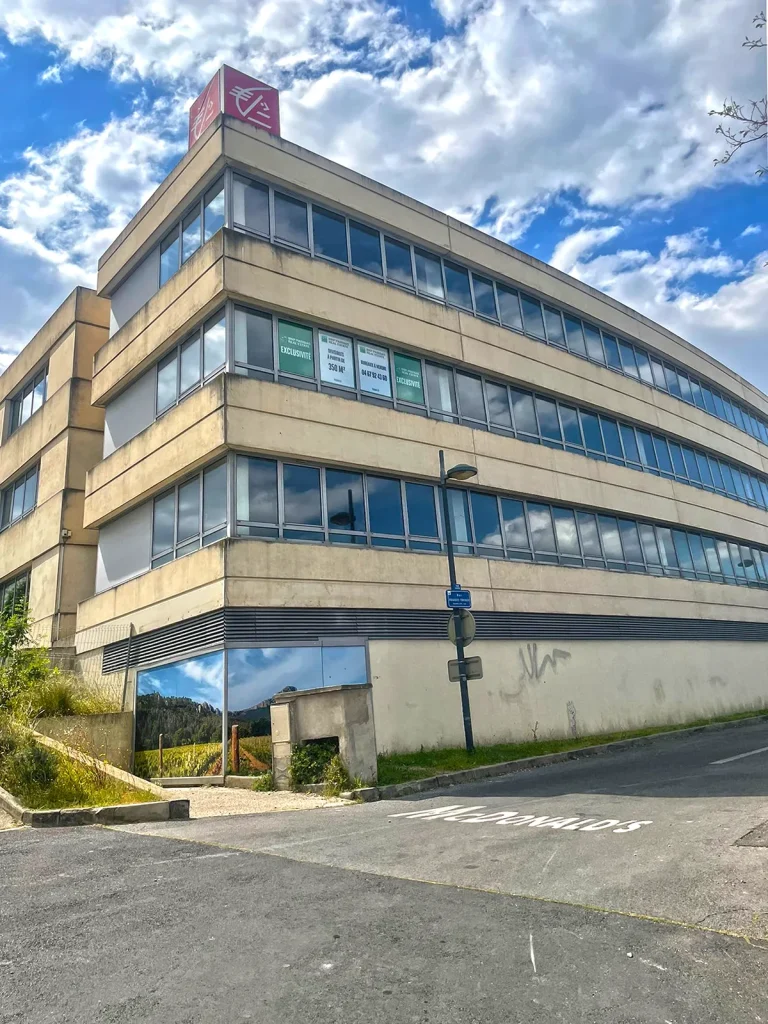 Habillage de quatre vitrines grande hauteur en adhésif imprimé pour BNP Paribas à Montpellier