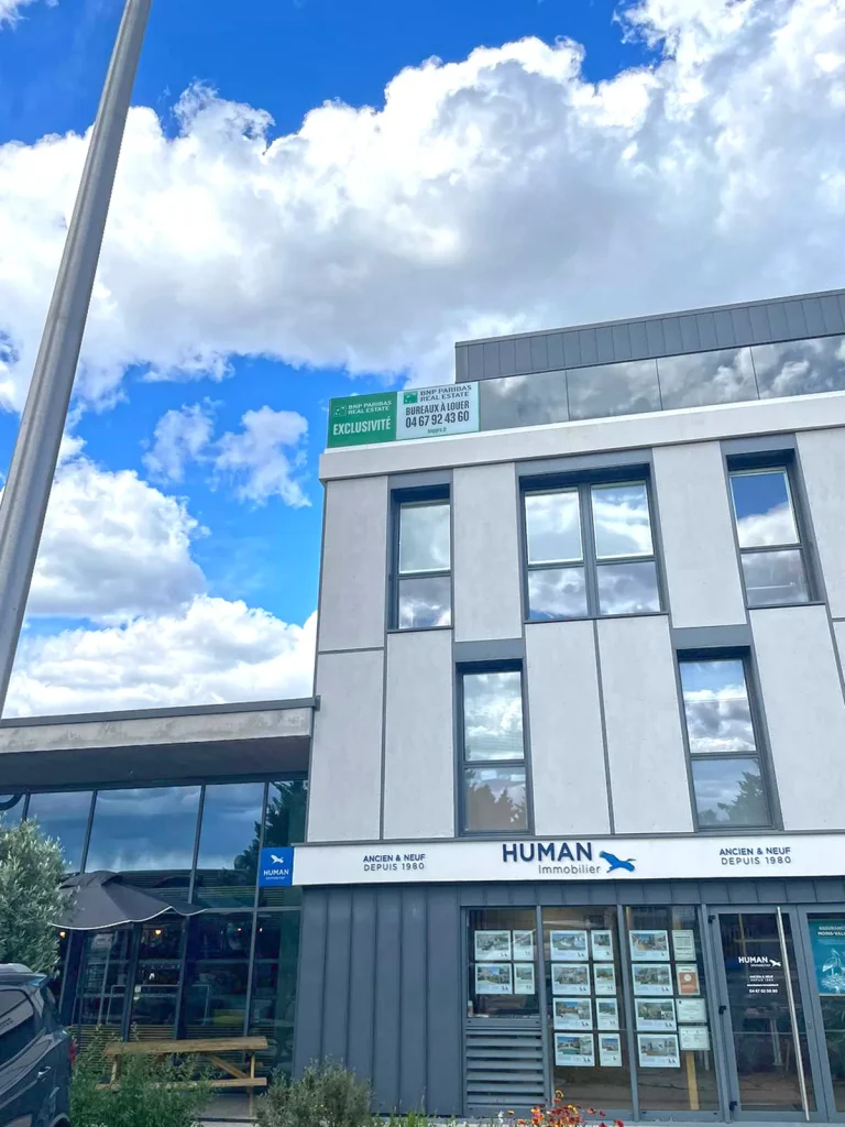 Habillage de vitrine grande hauteur en adhésif imprimé pour BNP Paribas à Jacou