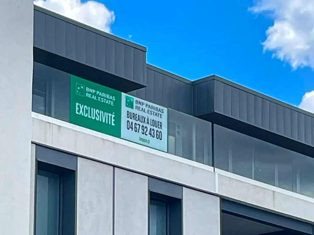 Habillage de vitrine grande hauteur en adhésif imprimé pour BNP Paribas à Jacou