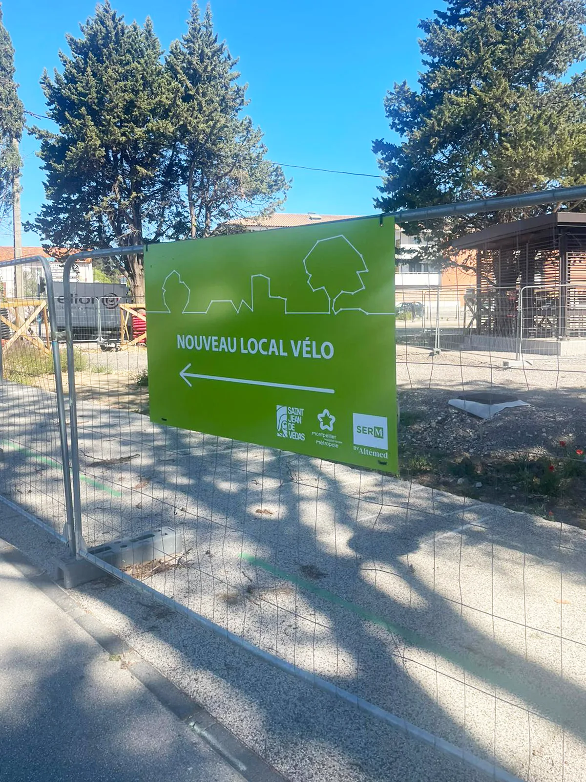 Fabrication et pose d’un panneau directionnel sur clôture pour SERM à Montpellier