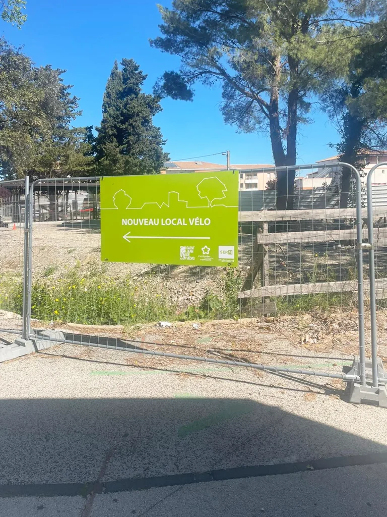 Fabrication et pose d’un panneau directionnel sur clôture pour SERM à Montpellier