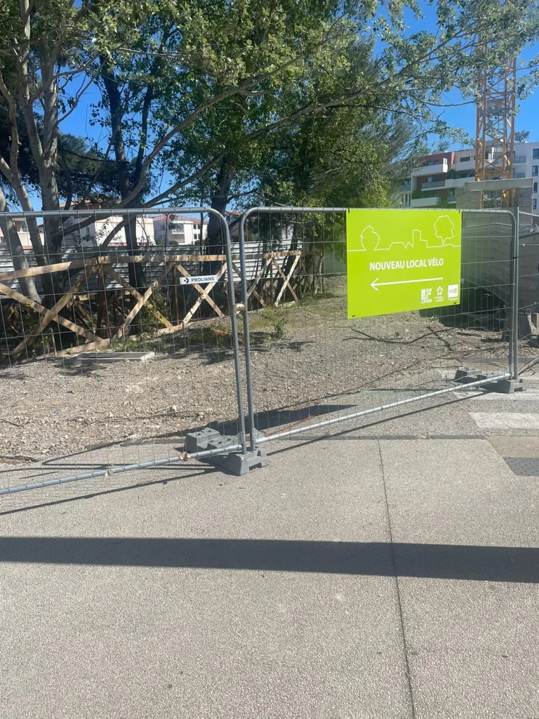 Fabrication et pose d’un panneau directionnel sur clôture pour SERM à Montpellier
