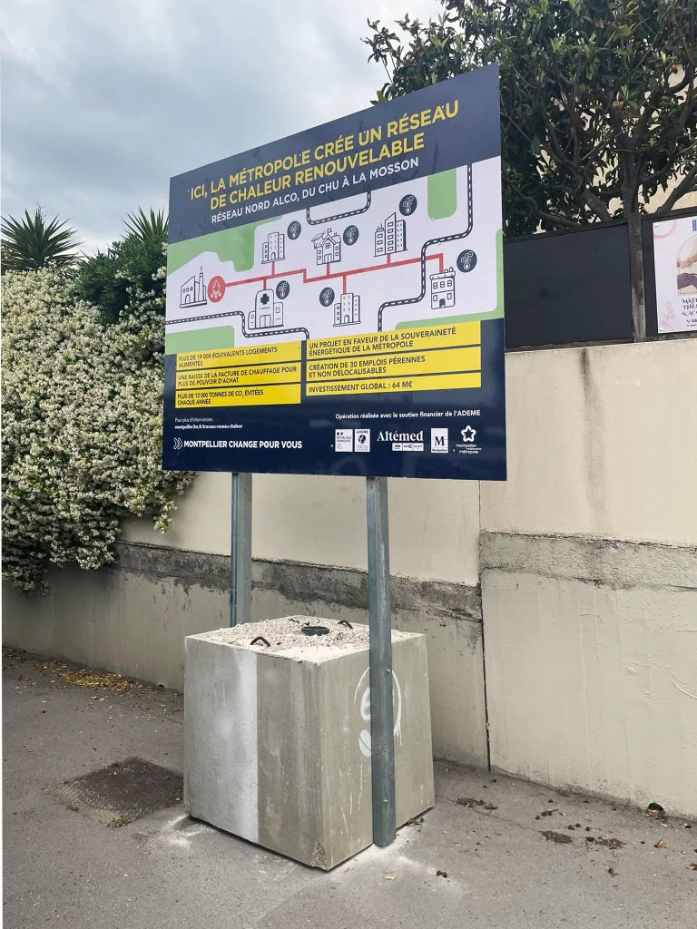 Installation d’un panneau signalétique sur plot béton pour SERM à Montpellier
