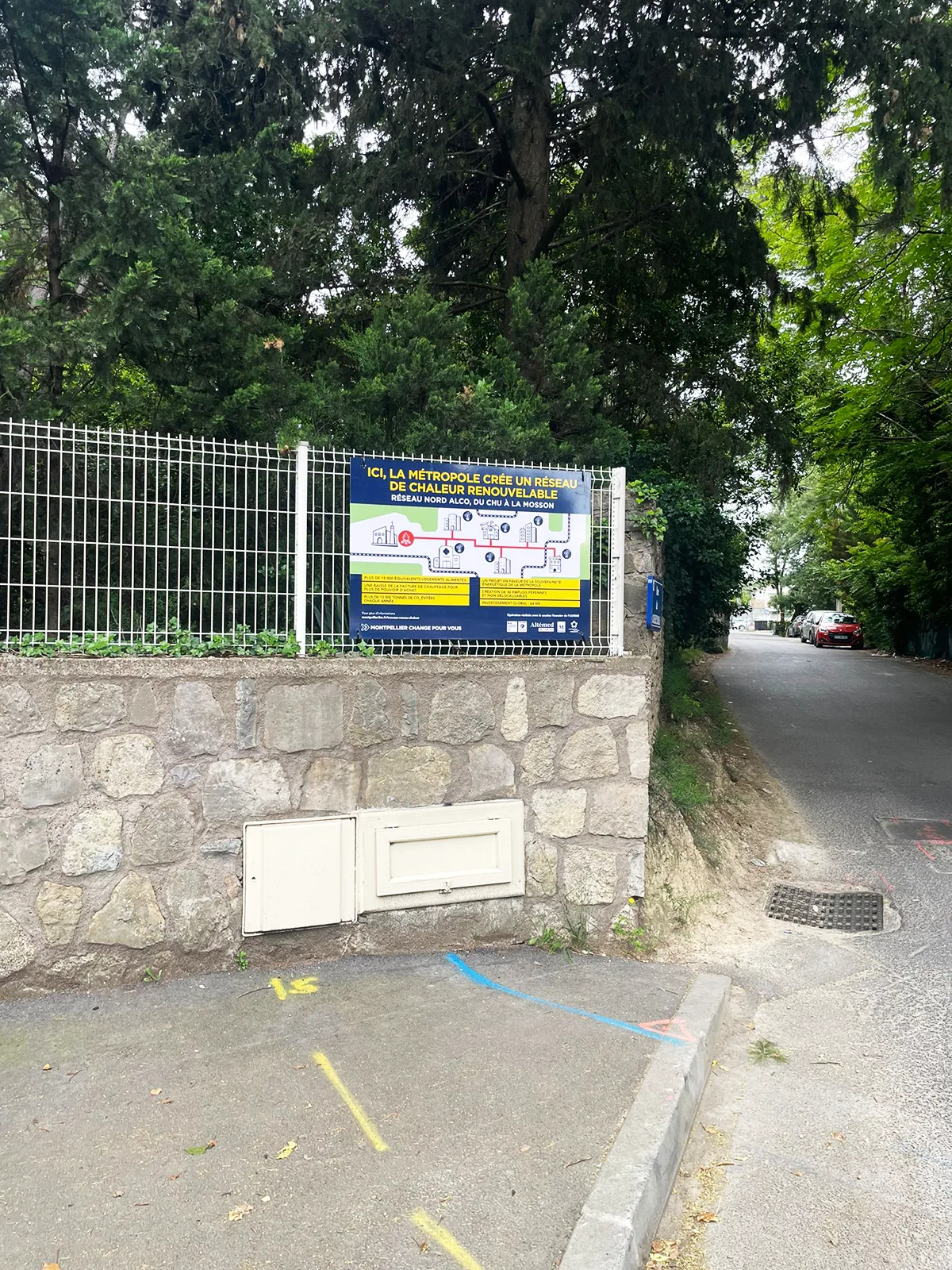 Fabrication et pose d’un panneau de chantier sur clôture pour SERM à Montpellier