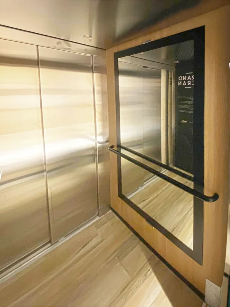Habillage intérieur en film décoratif effet bois pour Arvita à Montpellier