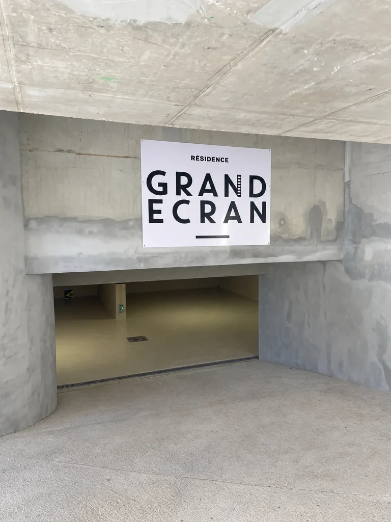 Fabrication et pose d’un panneau d’entrée de parking pour Arvita à Montpellier