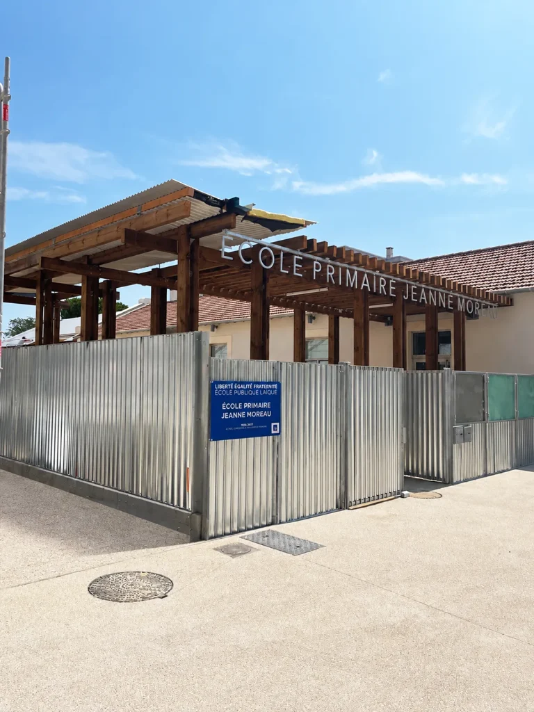 Fabrication et pose d’un panneau pour une école pour SA3M à Montpellier