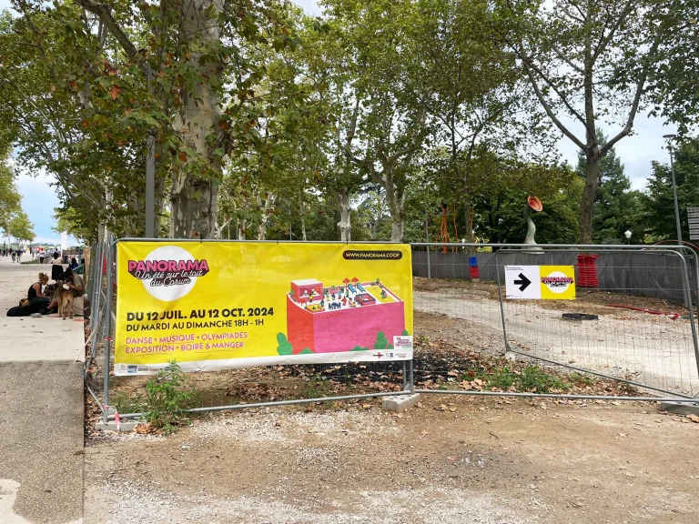 Pose d’une bâche microperforée MESH pour SERM à Montpellier
