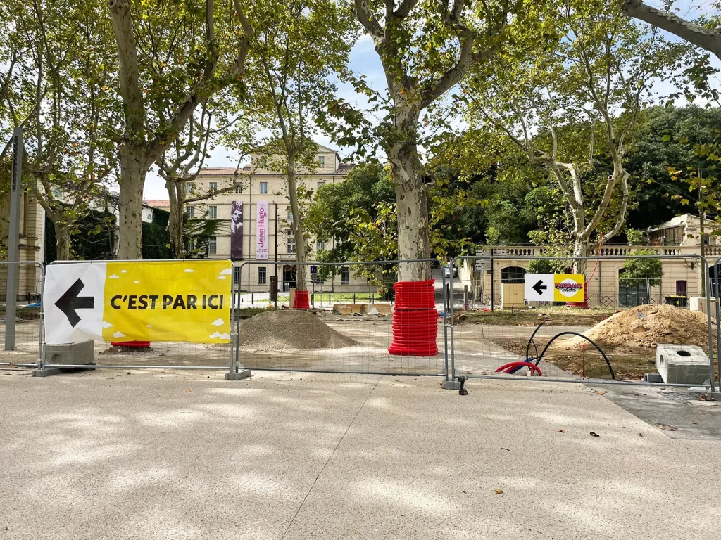 Pose d’une bâche microperforée MESH pour SERM à Montpellier