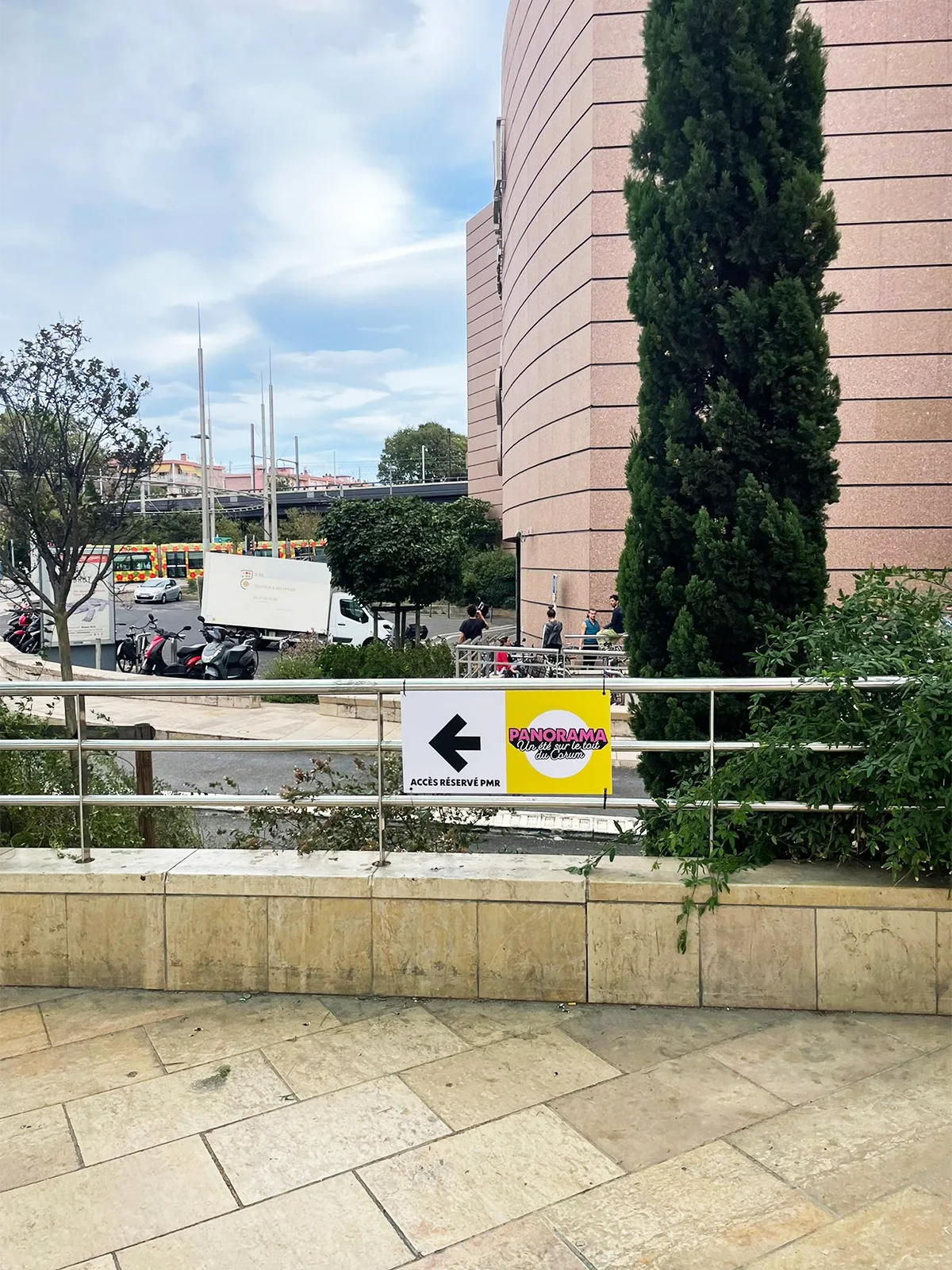 Installation d’une signalétique directionnelle sur clôture pour SERM à Montpellier