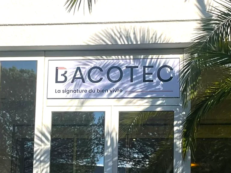 Habillage complet de vitrine en adhésif imprimé pour Bacotec à Montpellier