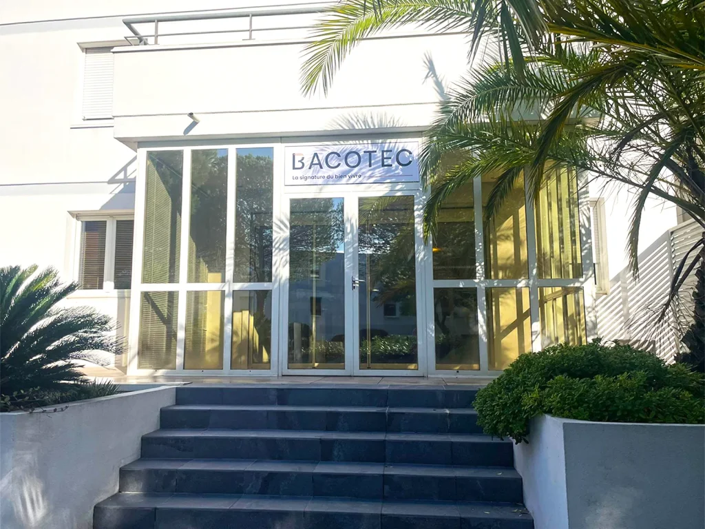 Habillage complet de vitrine en adhésif imprimé pour Bacotec à Montpellier