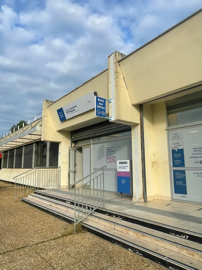 Fabrication et pose d’une enseigne drapeau double face pour CPAM à Montpellier