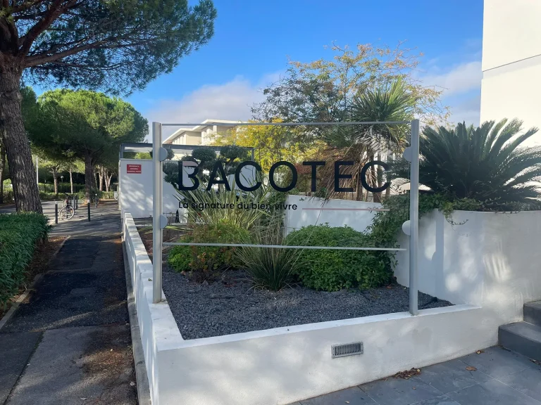 Fabrication et pose d’un panneau en plexiglas sur poteaux pour Bacotec à Montpellier