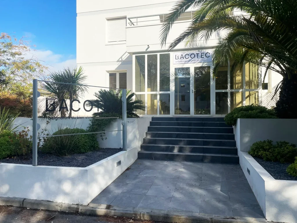 Fabrication et pose d’un panneau en plexiglas sur poteaux pour Bacotec à Montpellier