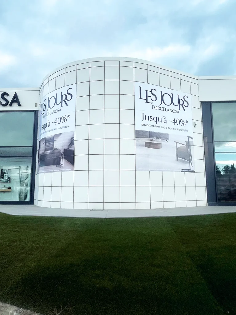 Décoration murale de façade en adhésif imprimé pour Porcelanosa à Nîmes