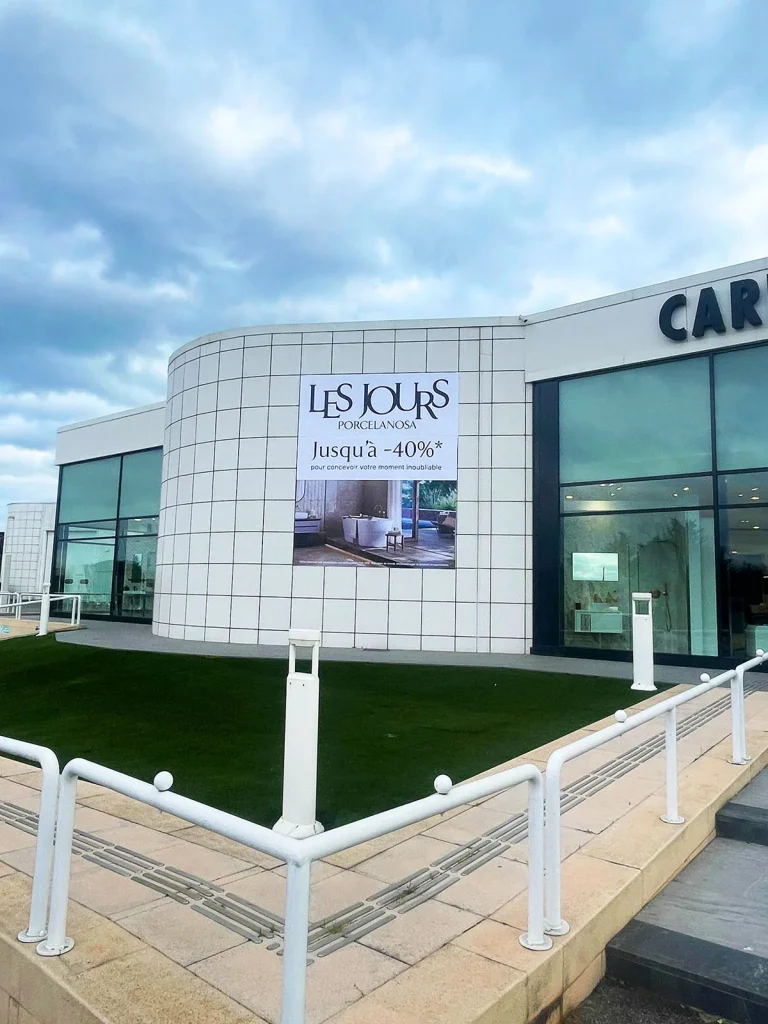 Décoration murale de façade en adhésif imprimé pour Porcelanosa à Nîmes