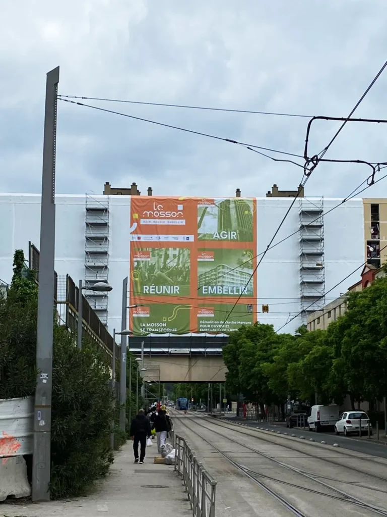 Pose d’une bâche microperforée XXL de chantier pour SA3M à Montpellier