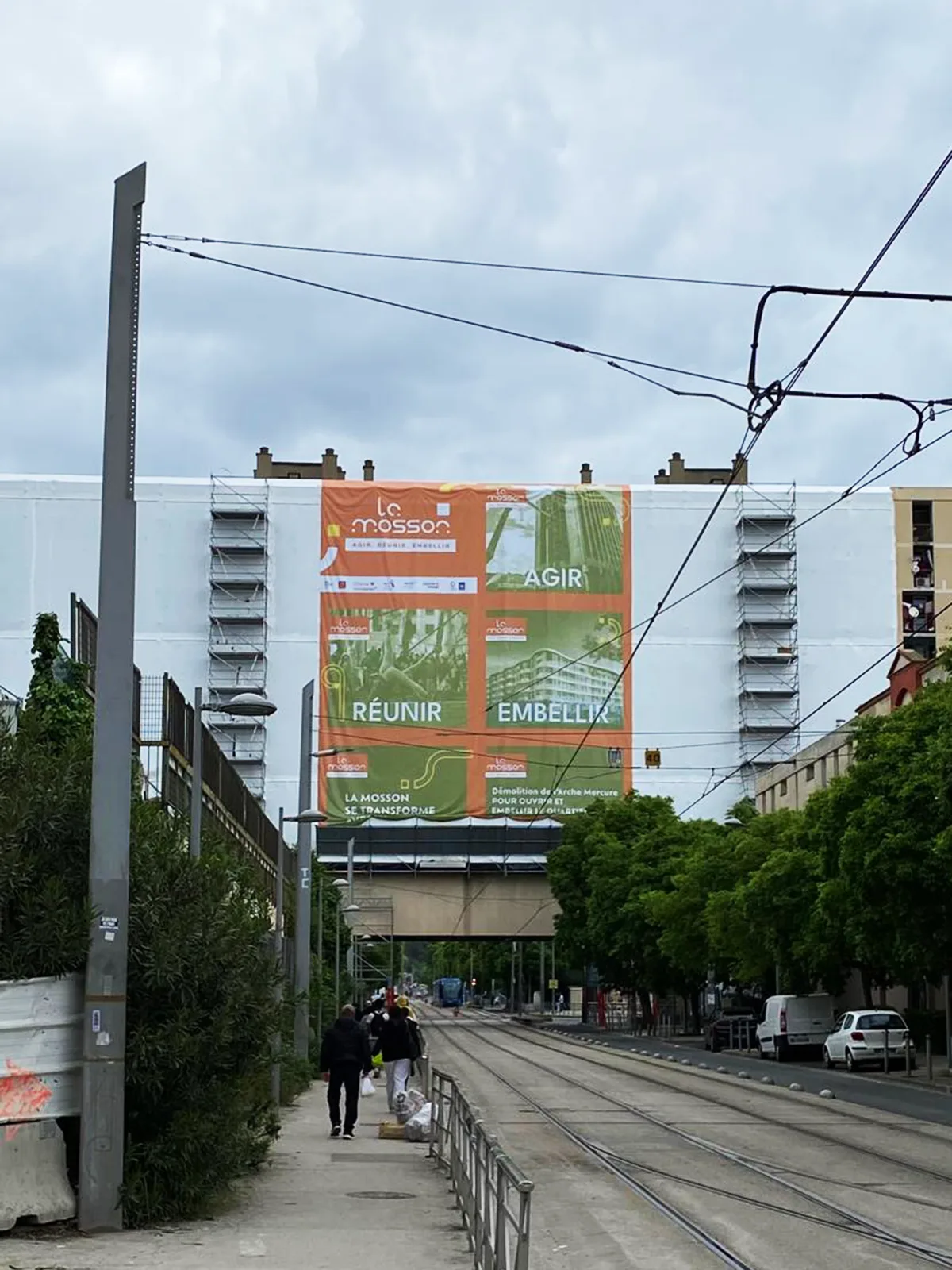 Pose d’une bâche microperforée XXL de chantier pour SA3M à Montpellier