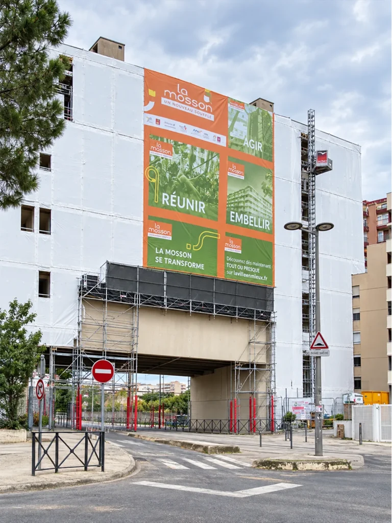 Pose d’une bâche microperforée XXL de chantier pour SA3M à Montpellier