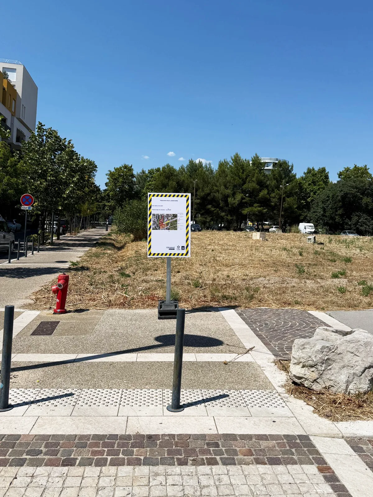 Installation d’un panneau d’information sur Plastobloc pour Altemed à Montpellier