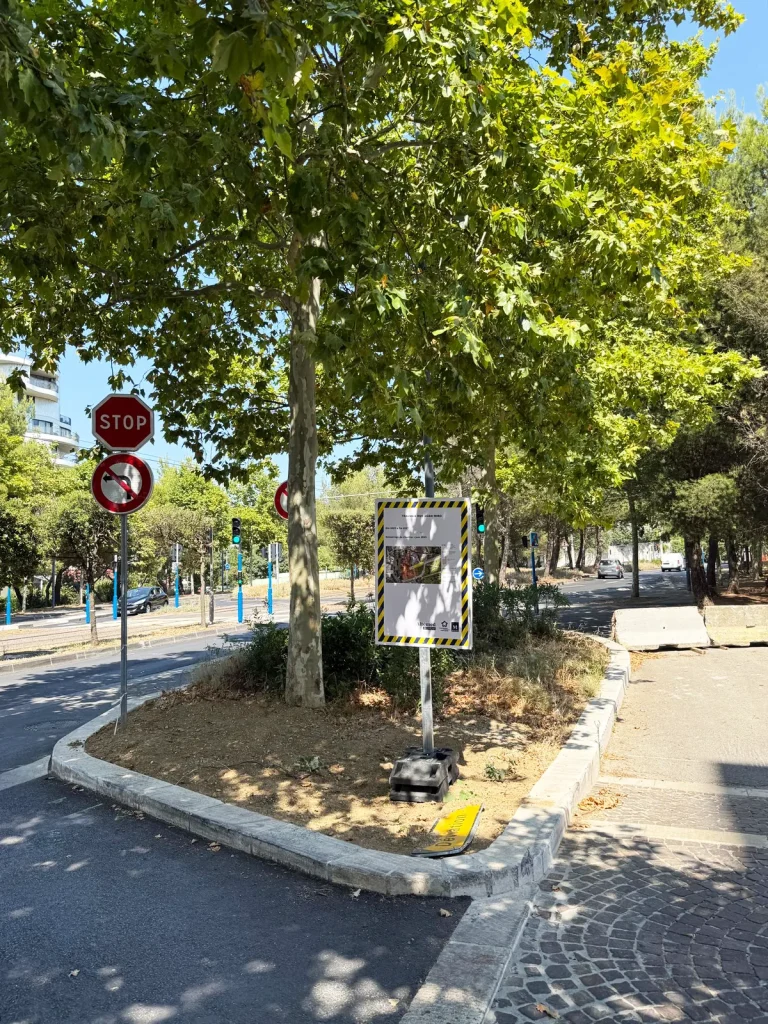 Installation d’un panneau d’information sur Plastobloc pour Altemed à Montpellier
