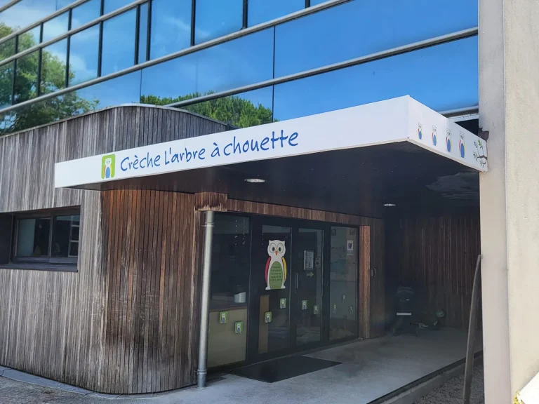 Fabrication et pose d’une enseigne de crèche pour Arbre à Chouette à Montpellier
