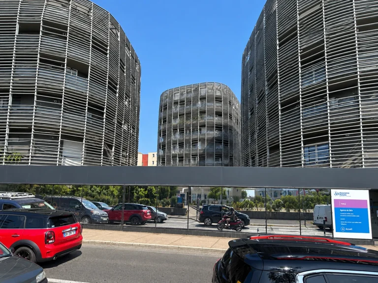 Pose de film solaire sur vitrine pour CPAM à Sète