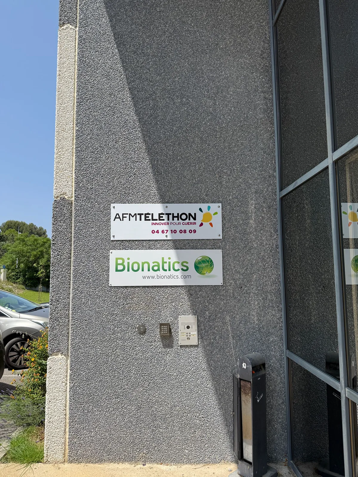 Fabrication d’une plaque professionnelle personnalisée pour AFM-Téléthon à Montpellier