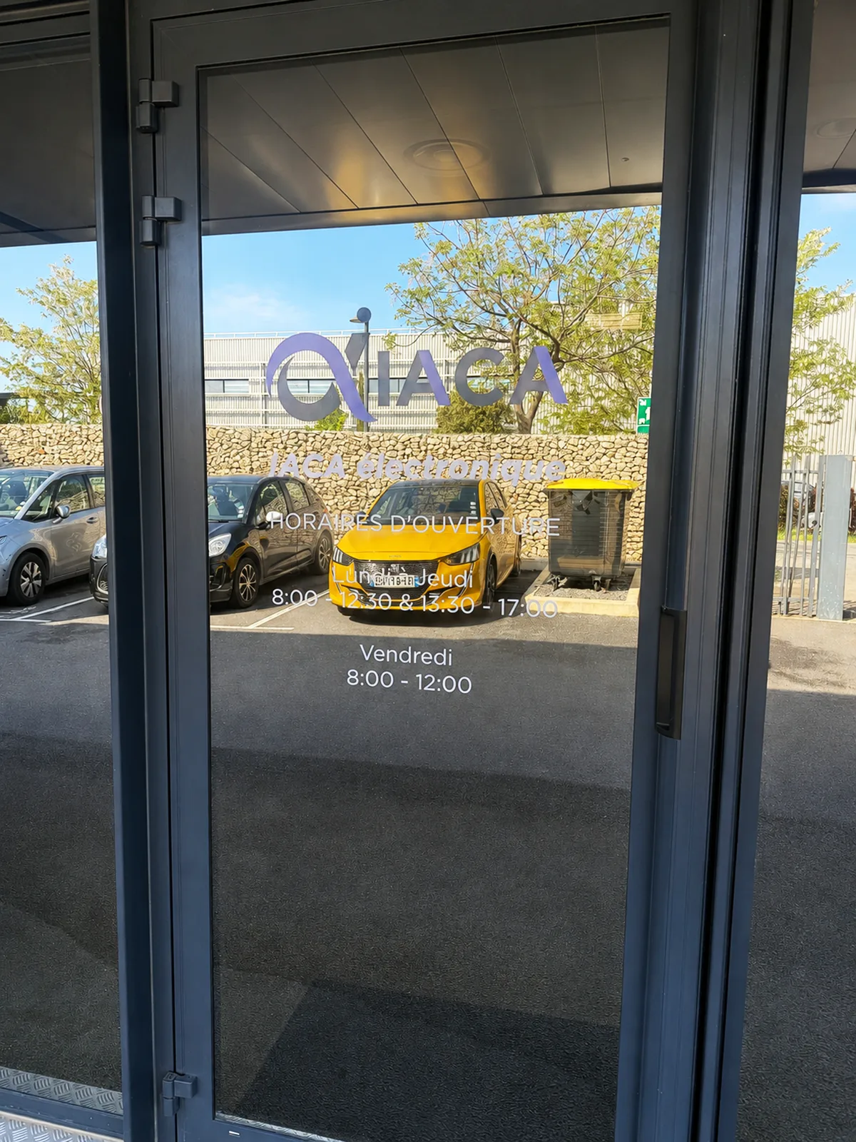 Lettrage adhésif des horaires sur vitrine pour IACA à Vendargues