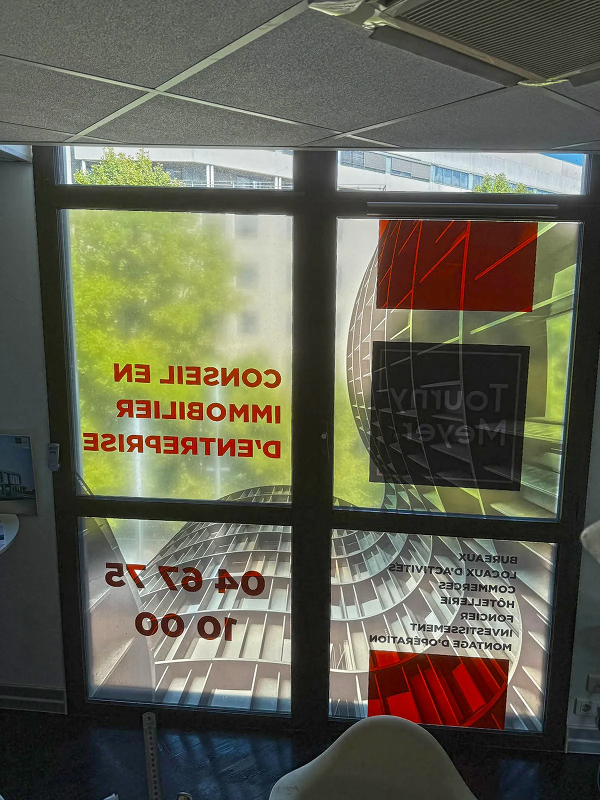 Habillage de vitrine en adhésif transparent imprimé pour Tourny Meyer à Montpellier