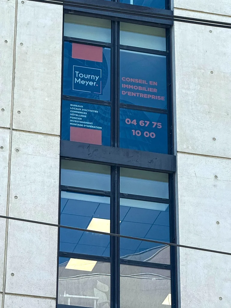 Habillage de vitrine en adhésif transparent imprimé pour Tourny Meyer à Montpellier