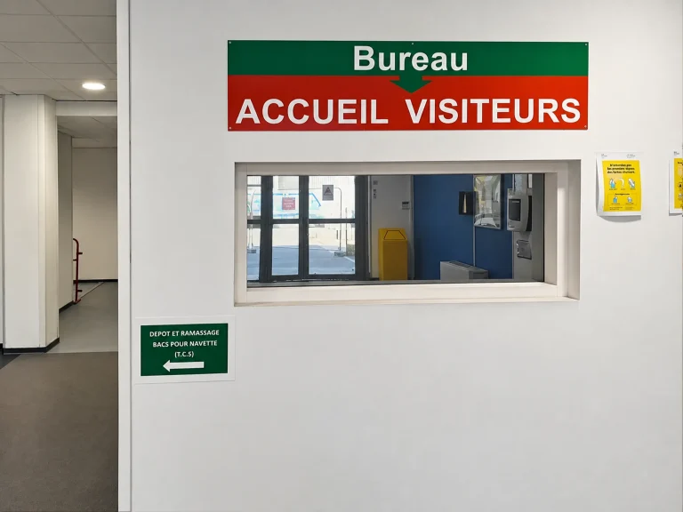 Pose de film solaire sur vitrine pour CPAM à Montpellier