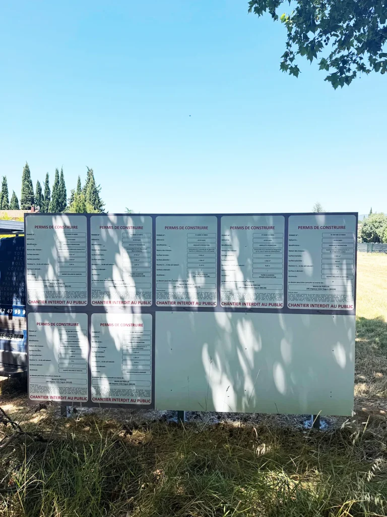 Fabrication et pose d’un panneau signalétique extérieur pour Angelotti à Pertuis