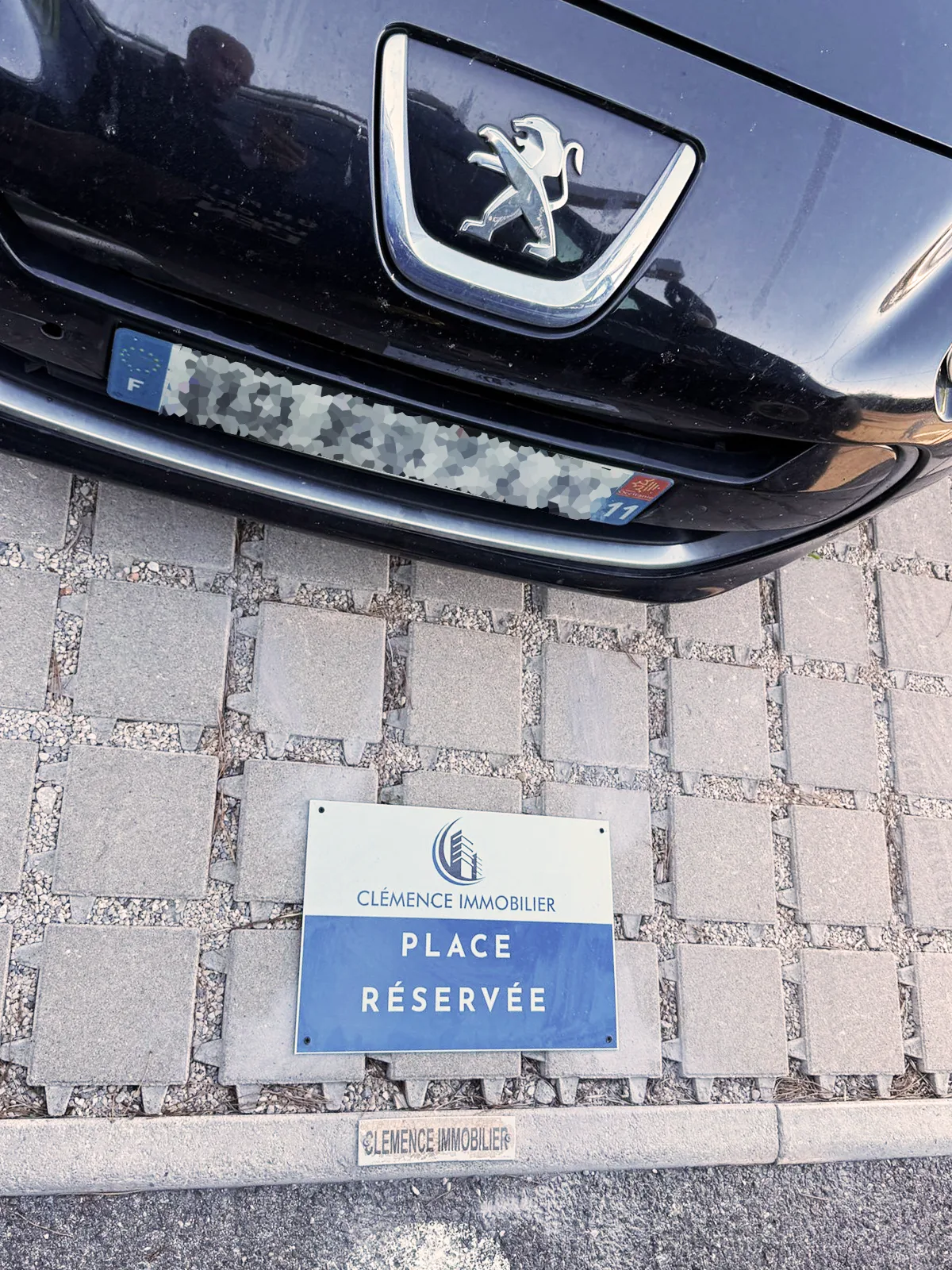 Fabrication et pose d’une plaque de parking pour Clémence Immobilier à Montpellier