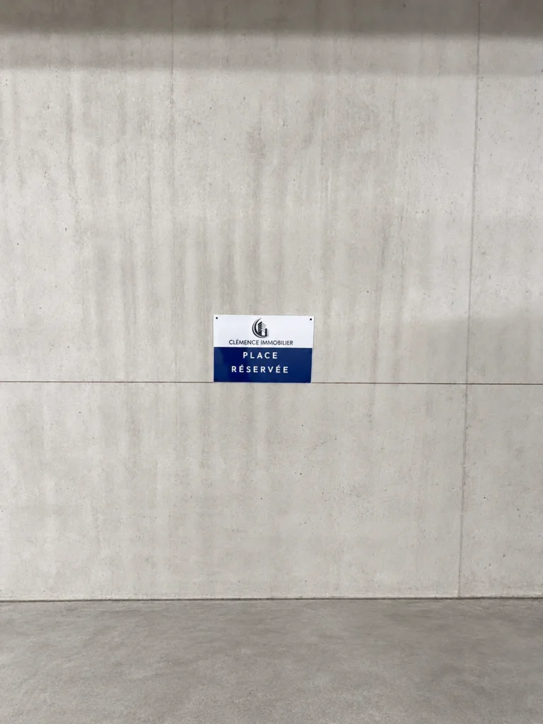 Fabrication et pose d’une plaque de parking pour Clémence Immobilier à Montpellier