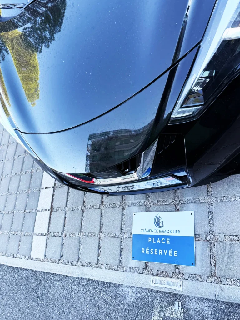 Fabrication et pose d’une plaque de parking pour Clémence Immobilier à Montpellier