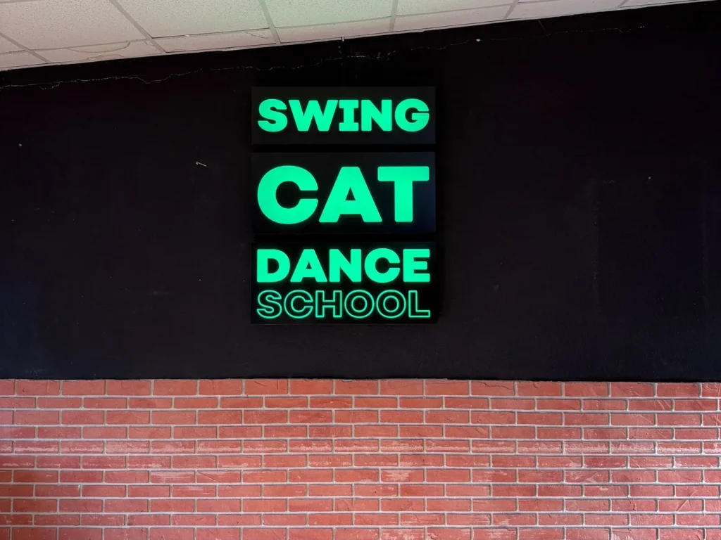 Fabrication et pose d’un caisson lumineux LED pour Swing Cat à Mauguio