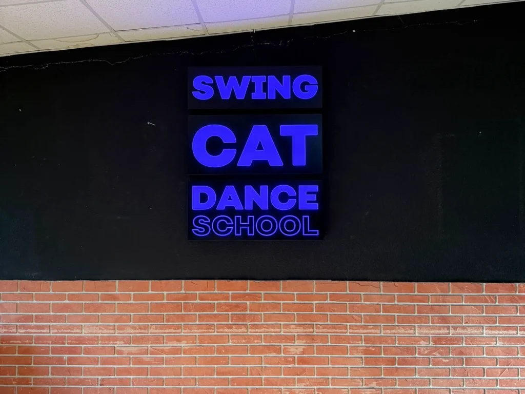 Fabrication et pose d’un caisson lumineux LED pour Swing Cat à Mauguio