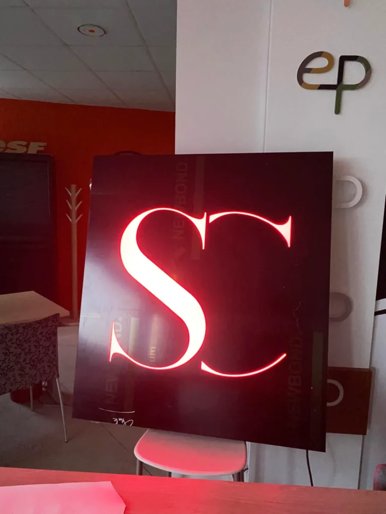 Fabrication et pose d’un caisson lumineux rectangulaire pour Swing Cat à Mauguio