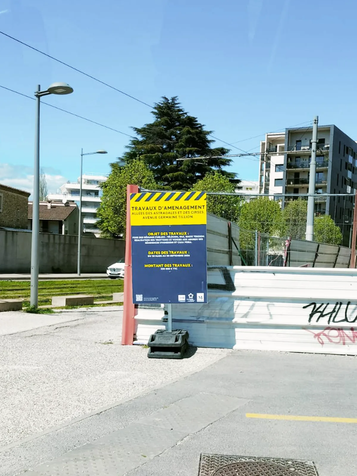 Installation d’un panneau de chantier sur Plastobloc pour Altemed à Montpellier