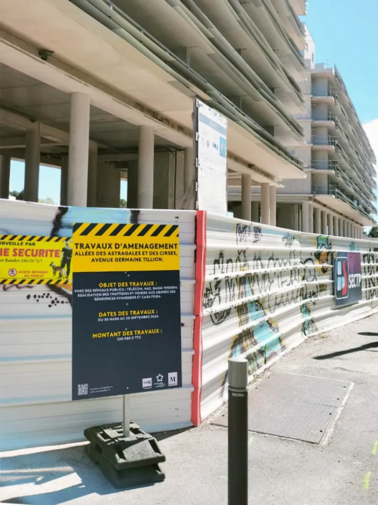 Installation d’un panneau de chantier sur Plastobloc pour Altemed à Montpellier