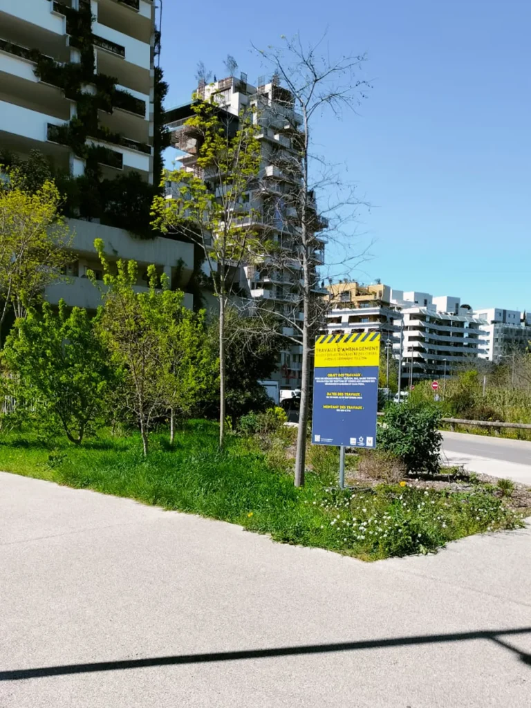 Installation d’un panneau de chantier sur Plastobloc pour Altemed à Montpellier