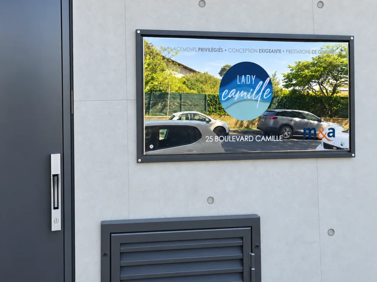 Fabrication et pose d’un panneau de résidence pour M&A Promotion à Sète
