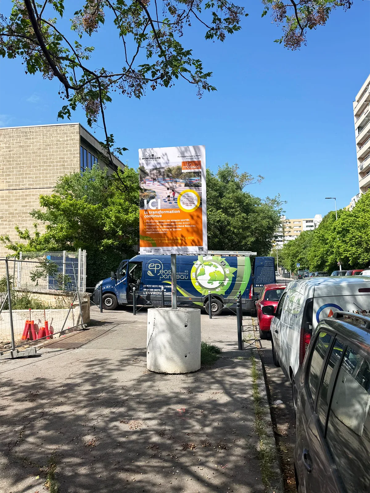Installation d’un panneau signalétique sur plots béton pour Altemed à Montpellier